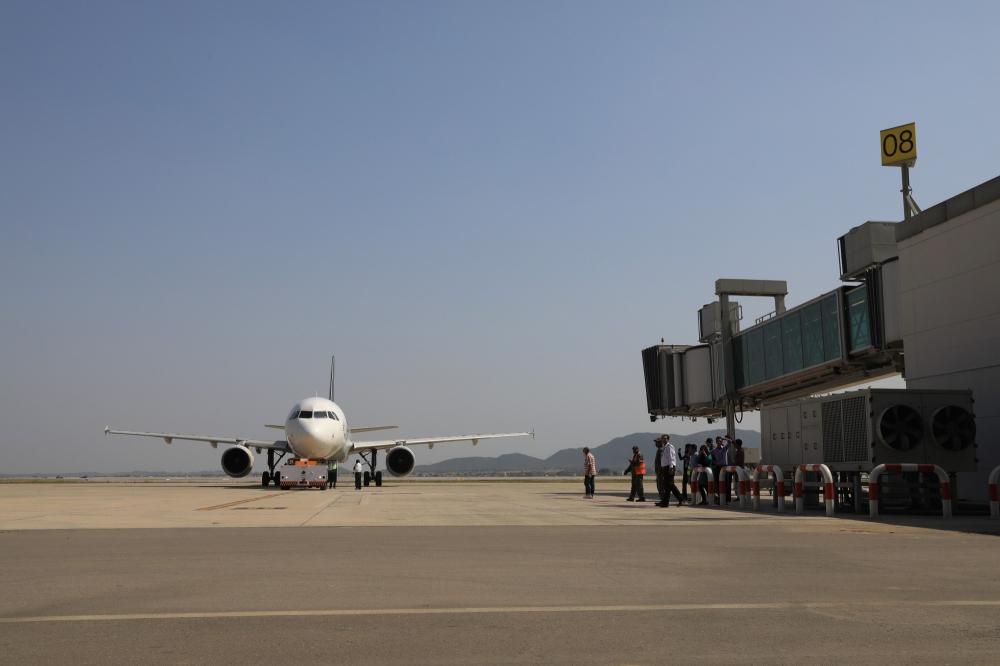 The Weekend Leader - Taliban to ban Pak's PIA if ticket prices not changed